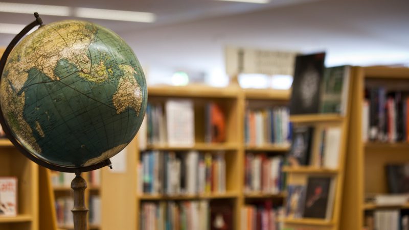 Jordglob på bibliotek
