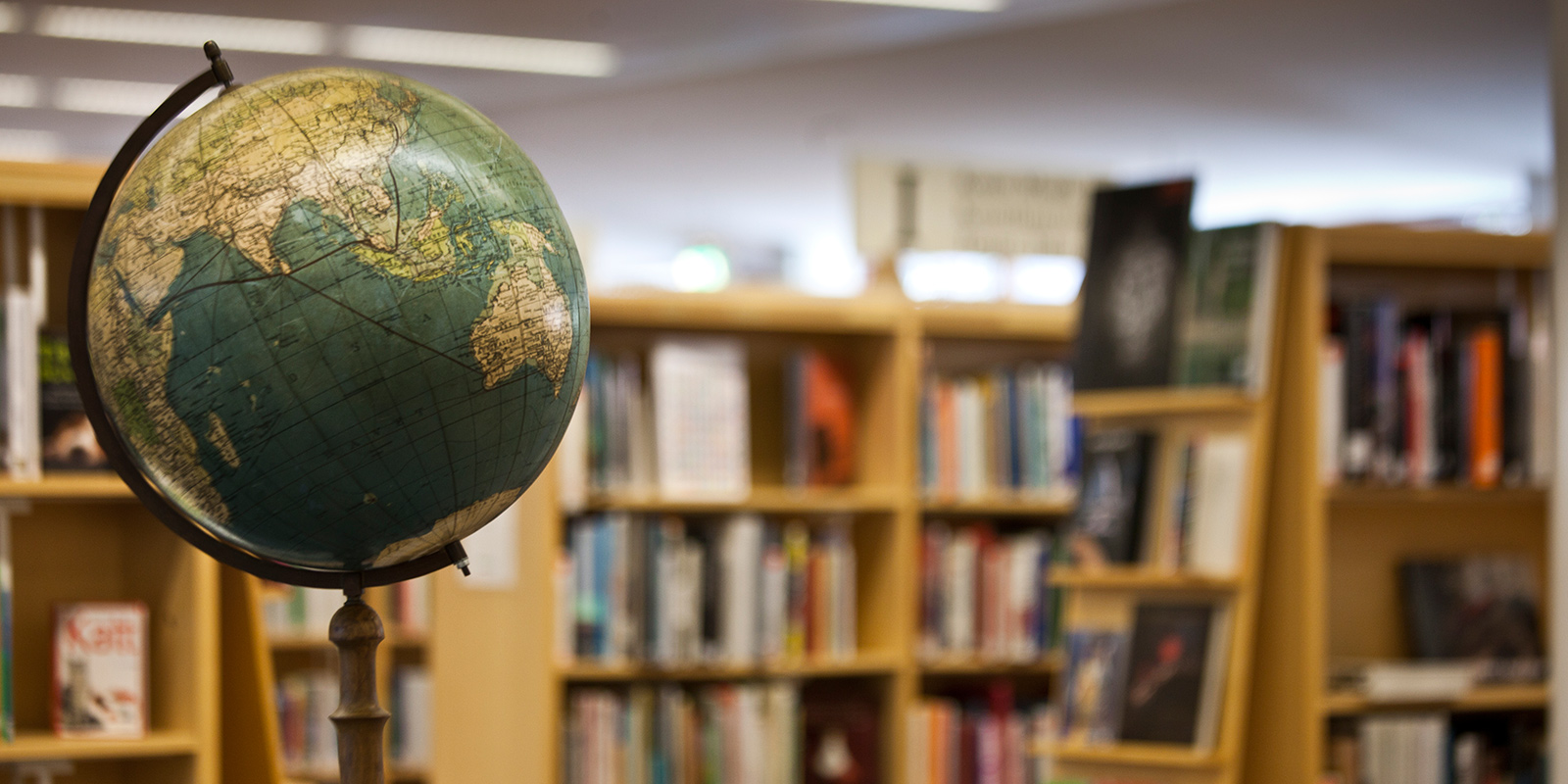 Jordglob på bibliotek