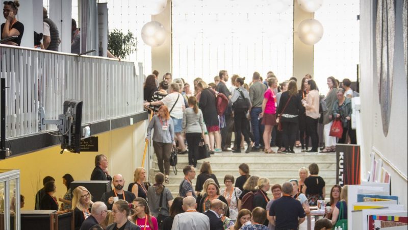 Minglande människor på konferens