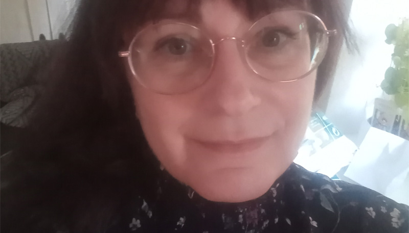 Porträttbild på Angela Lind.