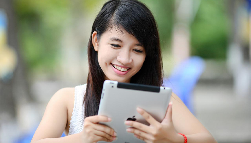 Bild på kvinna som håller i en Ipad.