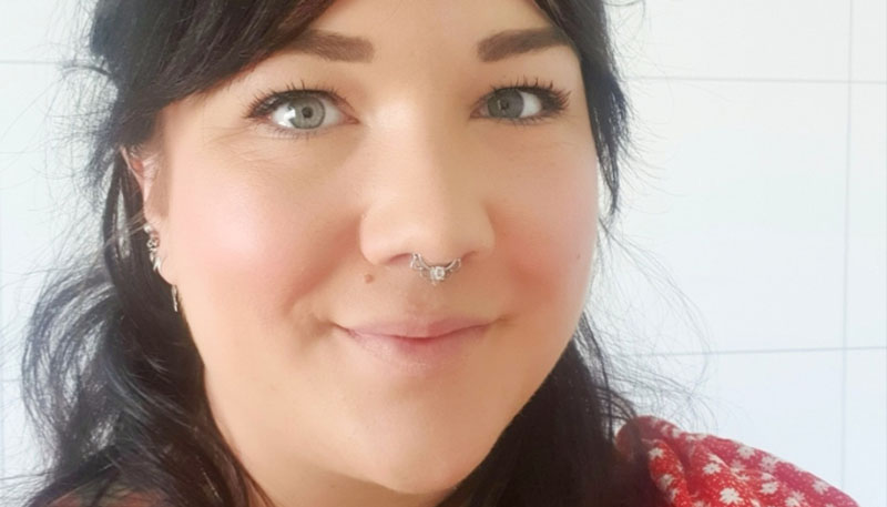 Porträttbild på Amanda Hansson.