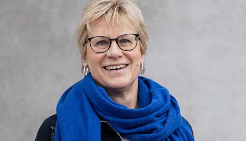Porträttbild på Elisabeth Zetterholm.