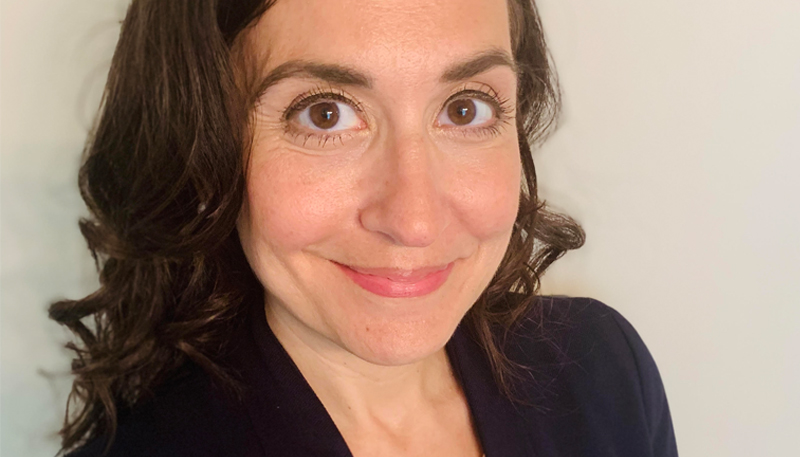 Porträttbild på Nadine Farid Johnson.
