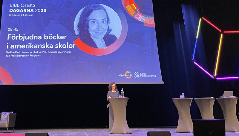 Bild på Nadine Farid Johnson på scen på Biblioteksdagarna 2023.