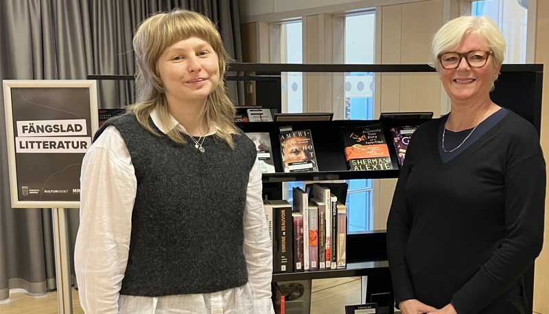 Ellinore Blendberg, projektledare (till vänster i bild) och Catharina Haqvinsson, bibliotekarie(till höger).