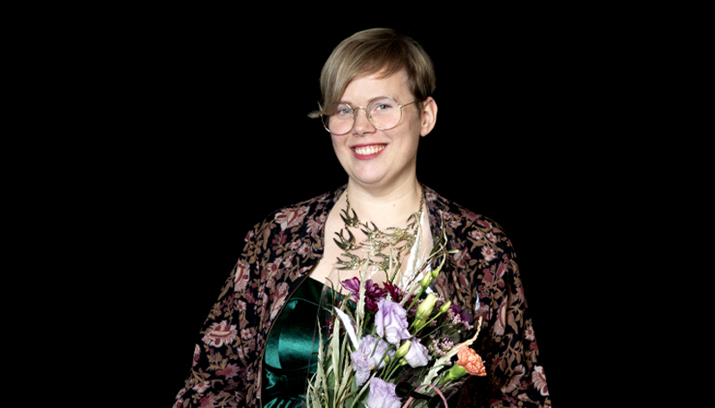 Porträttbild på Mimmi Söderlund, vinnare av Bengt Hjelmqvists pris 2023.