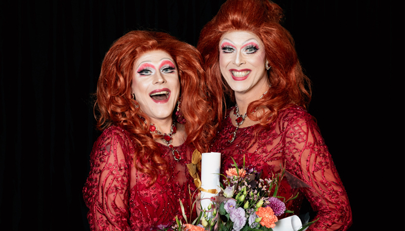 Porträttbild på Miss Shameless och Lady Busty, Drag Queen Story Hour.