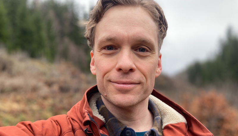 Porträttbild på Jonas Söderholm.
