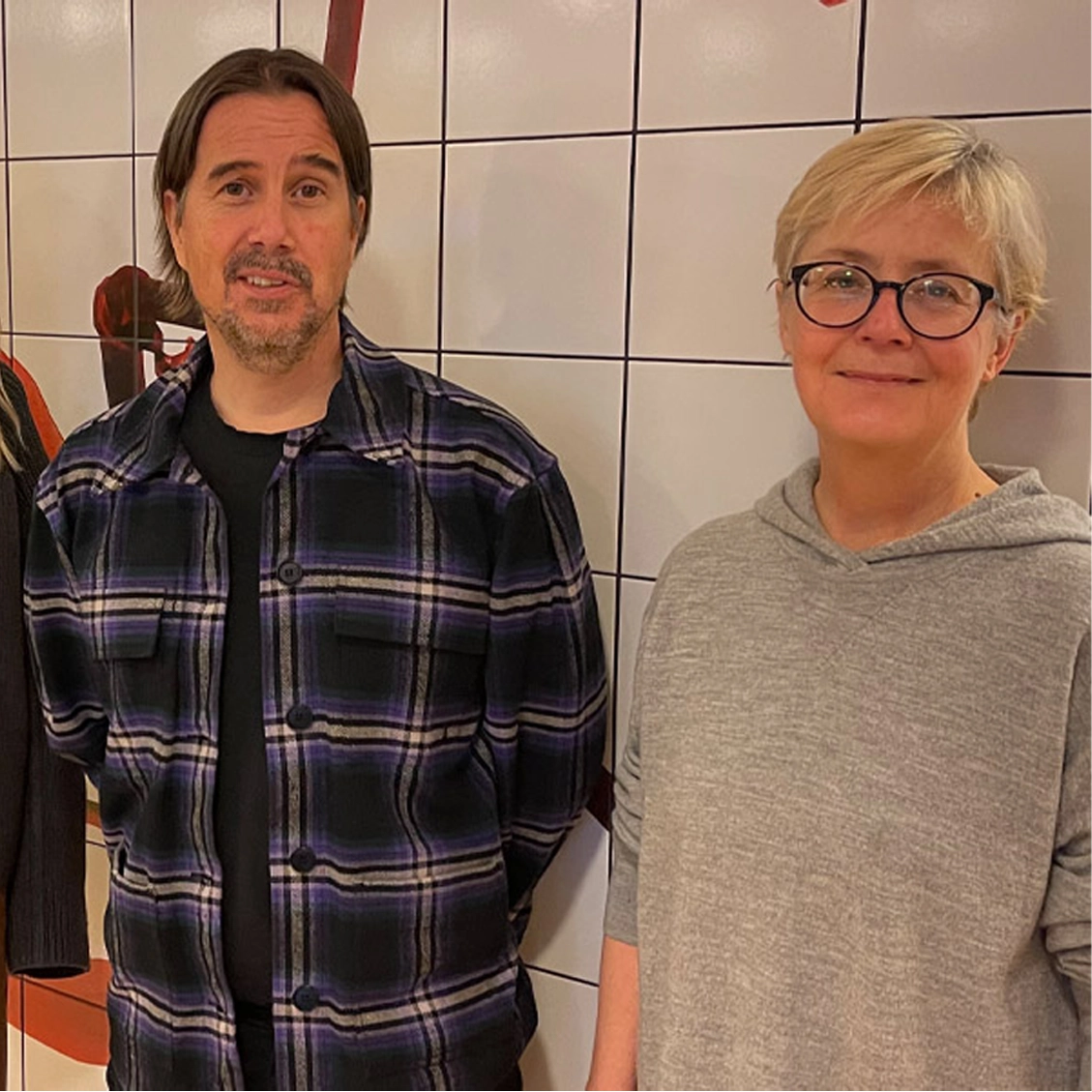 Två personer står bredvid varandra.