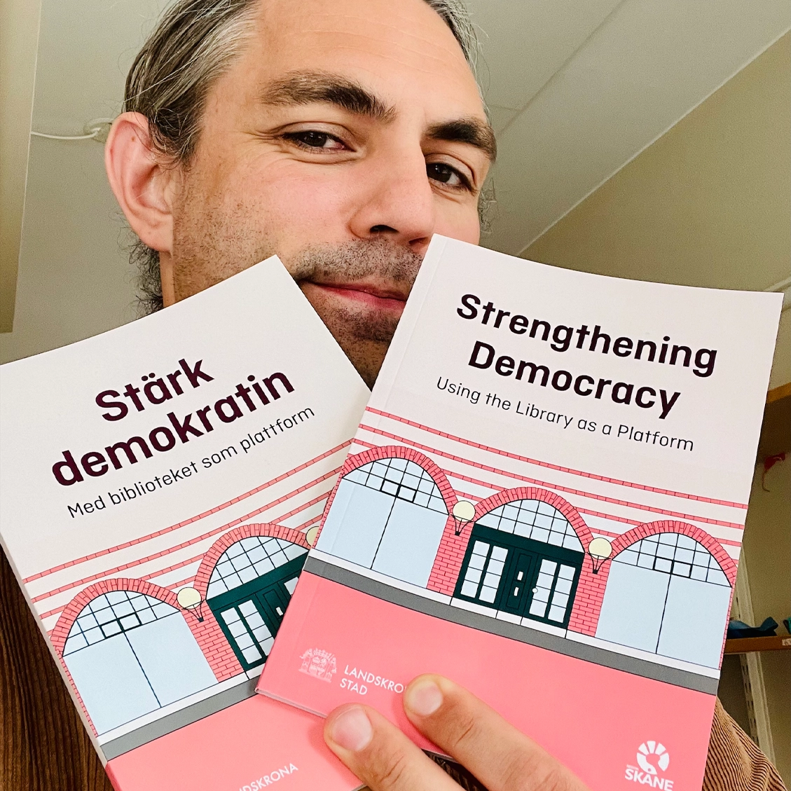 Bild på Martin Memet Könick med metodhandboken.