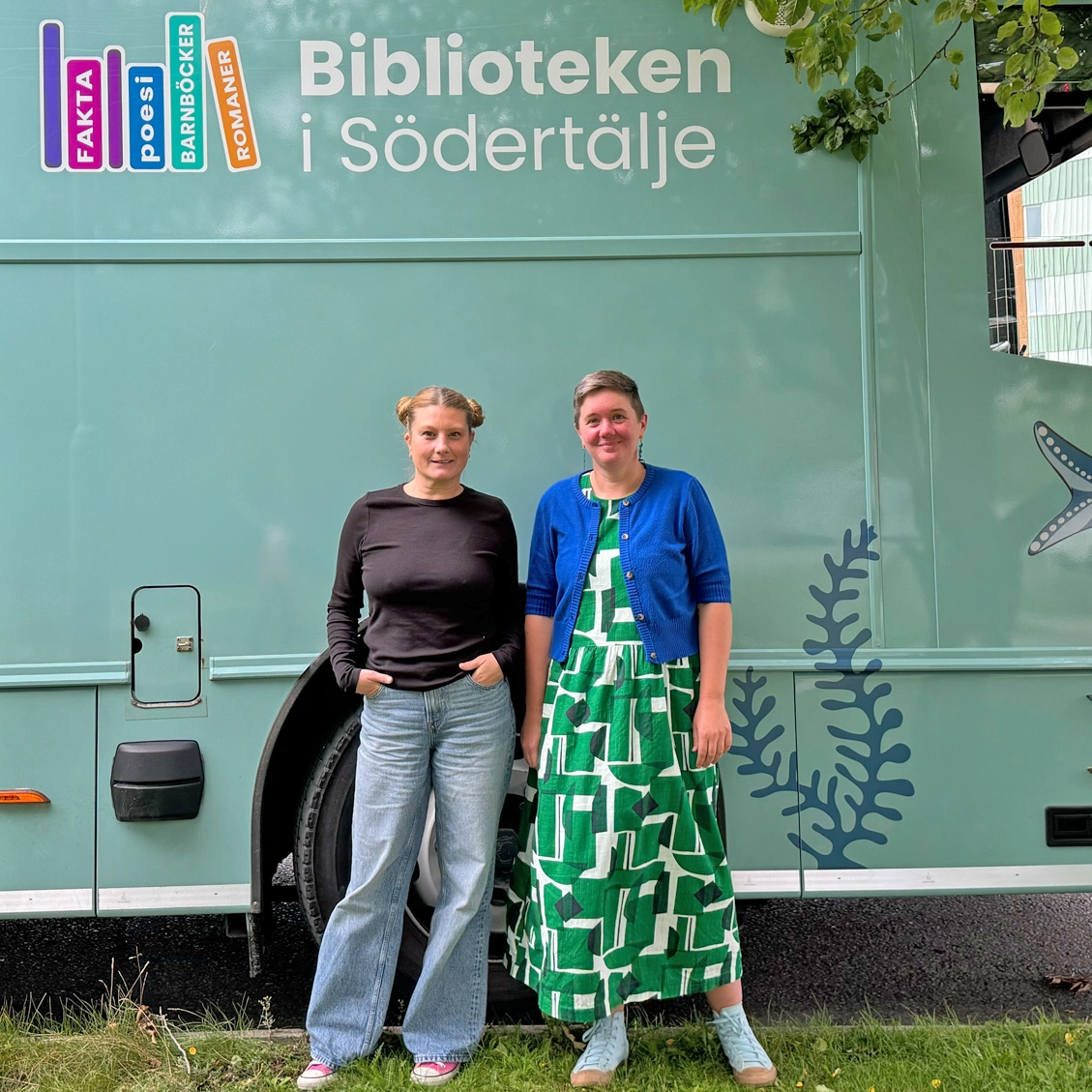 Filippa Bratt och Anna Palm Kåberg framför Södertälje Bokbuss 2025.