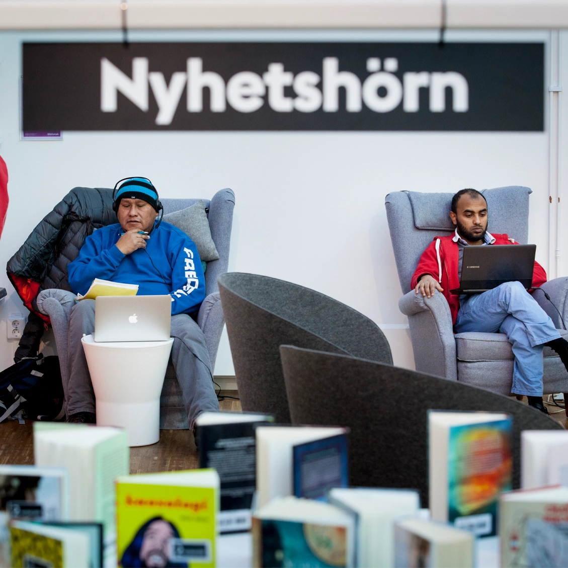 Två män sitter i varsin fåtölj bredvid varandra.