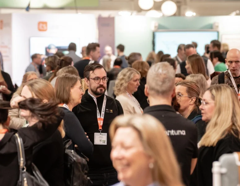 Flera människor som står i en klunga och pratar.