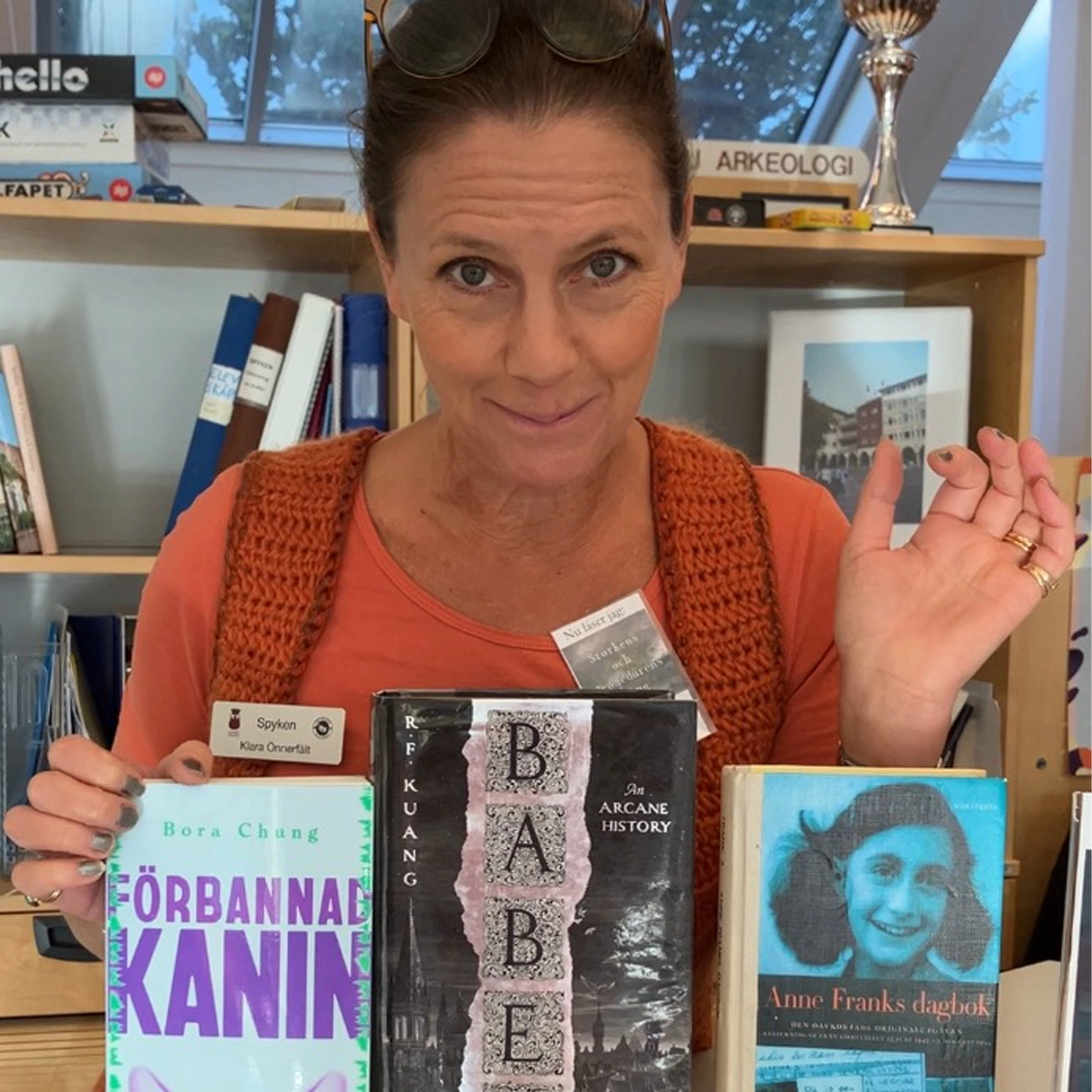 Bild på Klara Önnerfält framför böcker.