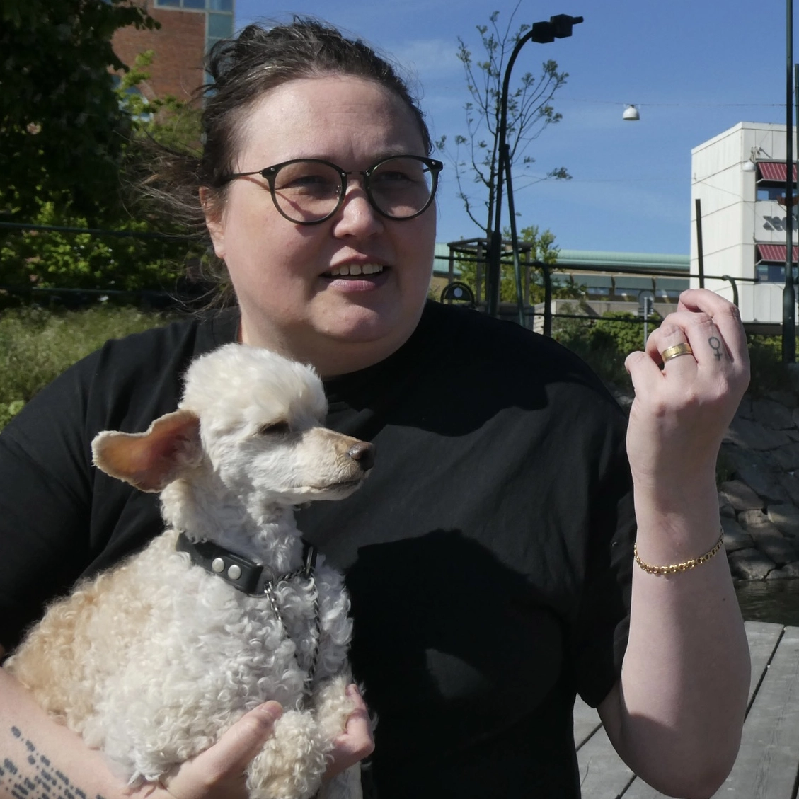 Bild på Eleonor Pavlov hållandes i en hund.