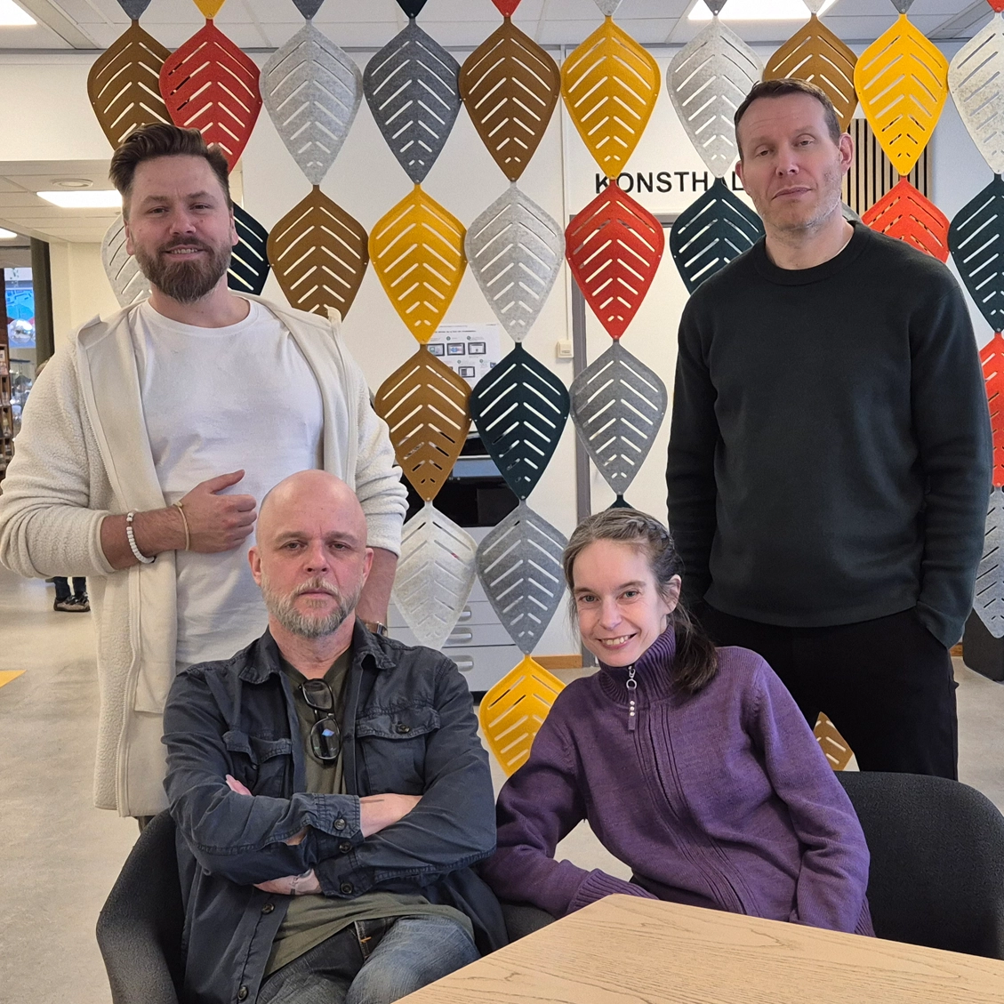 Bild på fyra personer som tittar in i kameran.