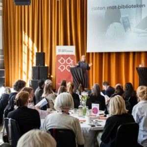 Foto på Lisa Gemmel på scen under det bibliotekspolitiska toppmötet.