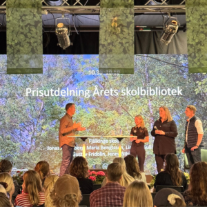 Gustav Fridolin och representanter från Fjälkinge skola.