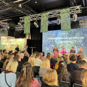 Foto på publik och panel på Biblioteksscenen 2026.
