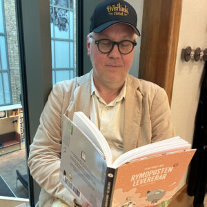 Patrik Schylström läser en bok.