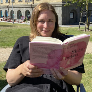Foto på Karin Persson med bok.