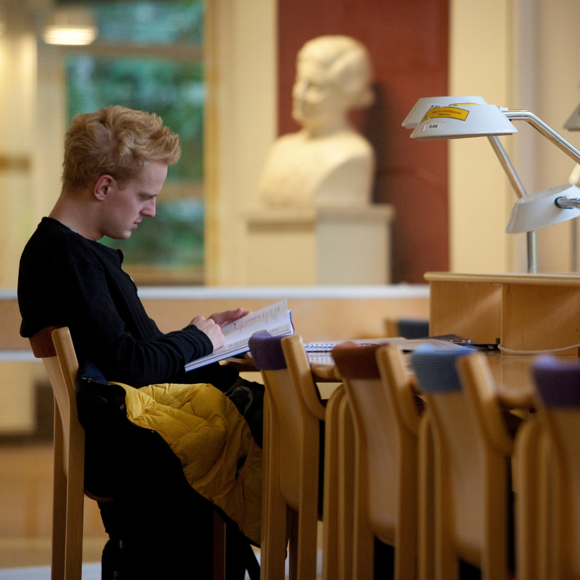 Student som pluggar på Stockholms universitet.