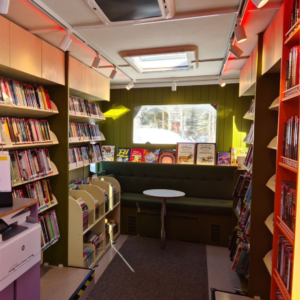 Interiör på Örnsköldsviks biblioteksbuss.